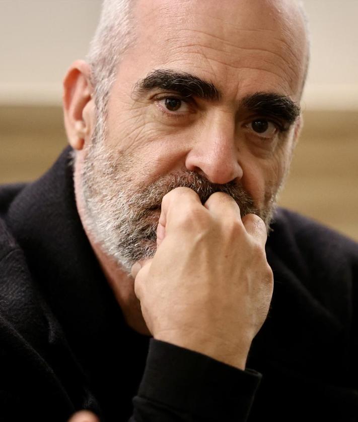 Imagen secundaria 2 - Rafael Cobos y Luis Tosar, en diferentes momentos de la entrevista.